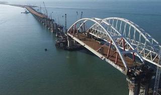 普京驾车视察克里米亚大桥