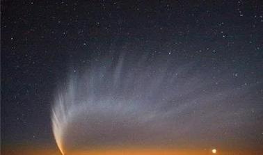 彗星尾巴始终背向太阳的太阳风作用（彗星尾巴与太阳的关系）