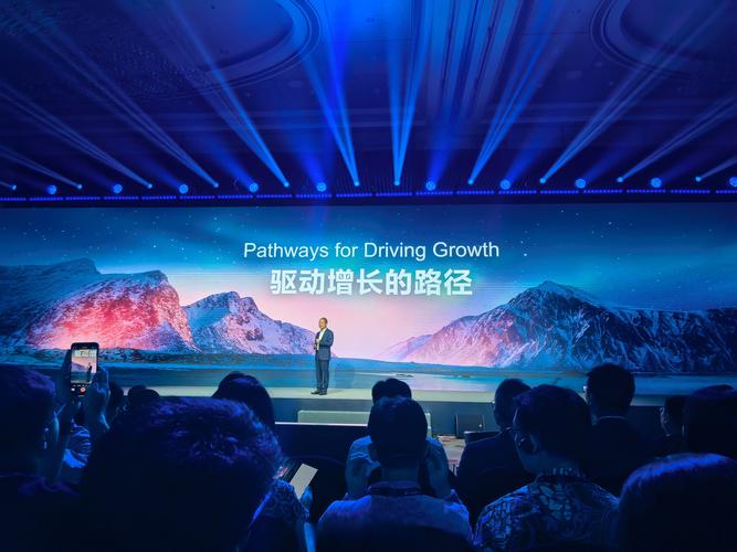 中国电信携手华为与鼎桥，以网络智能内生×5G大上行赋能机械导盲犬