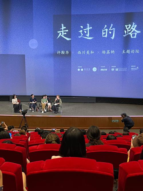 纪录片真实性的边界：摆拍与记录的博弈（纪录片真实性问题）