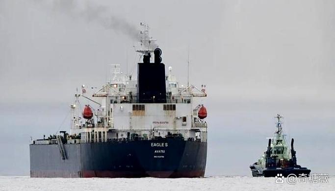 俄罗斯此前派出潜艇护航一艘遭美国追截的油轮