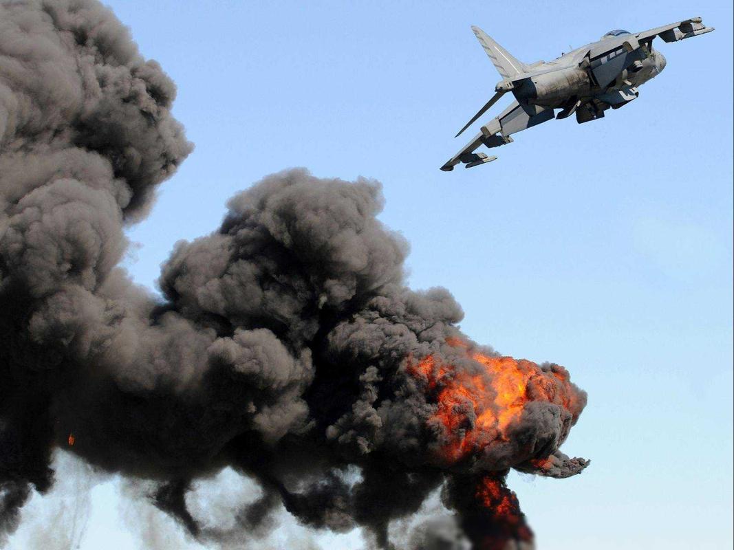 传出超15次爆炸声 消息人士证实伊朗哈尔克岛遭美军空袭