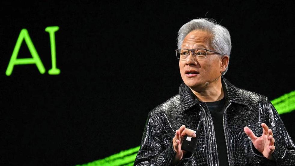 黄仁勋访谈：营收远超万亿美元，中国市场在重启，中国车企很强