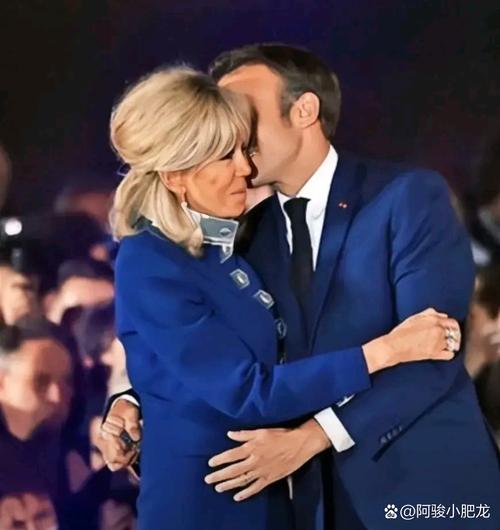 马克龙和夫人相差多少岁（马克龙及夫人年龄）