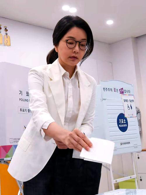 金建希的容貌变化过程视频（金希澈建熙）