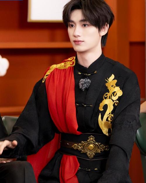 甜蜜暴击免费观看全集电视剧丁程鑫片段（甜蜜暴击演员表丁程鑫）