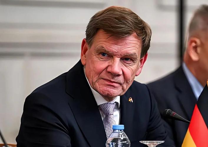 马克龙确诊后露面（马克龙确诊后首次亮相）