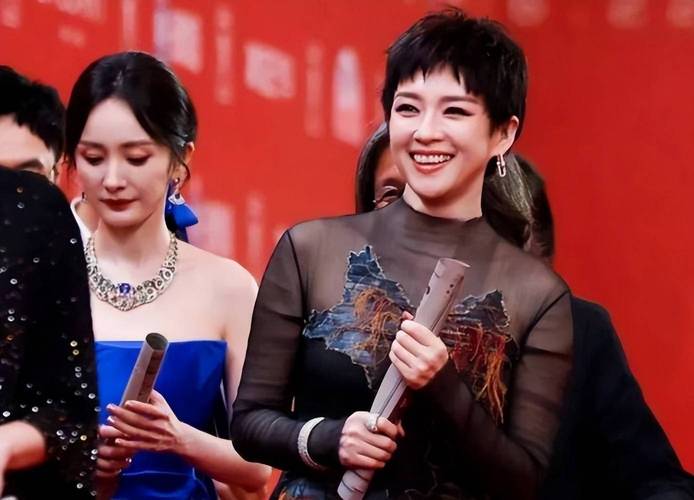 杨幂感谢章子怡:姐很照顾我（章子怡杨幂同台图片）