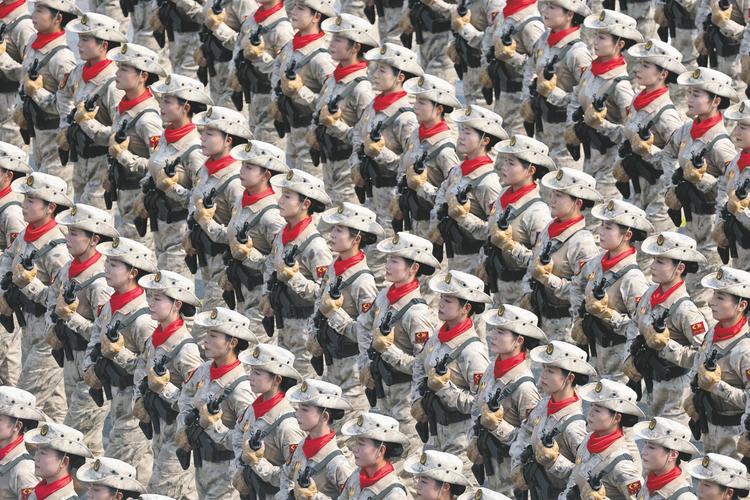 国庆70周年大阅兵女民兵方队分列式视频（国庆70周年阅兵式上,女兵方队亮相阅兵场把画面写具体）