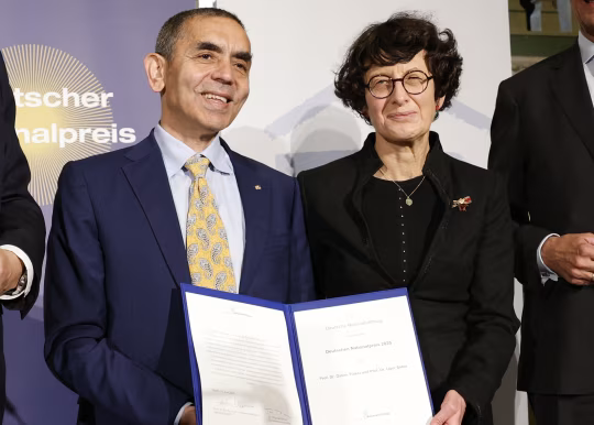 BioNTech联合创始人计划离职、业绩展望不及预期，早盘跌20.8%